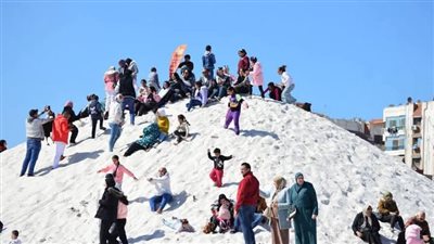 جبال الملح تجذب الزوار من مختلف المحافظات.. واستمرار توافد رحلات اليوم الواحد 