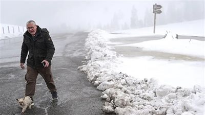 عاصفة ثلجية تعزل منتجعات الألب وتشل الحركة في سويسرا وفرنسا وشمال إيطاليا