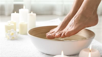 ما الذي يحدث لجسمك عند نقع القدمين في الماء والملح قبل النوم؟