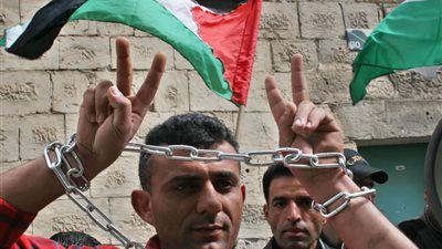 فلسطيني محرر يتناول الكنافة لأول مرة منذ 24 عاماً قضاها في الأسر| تفاصيل  
