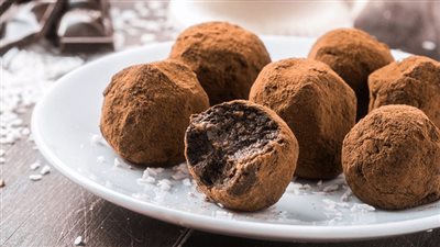 حلِّي يومك بذكاء: كرات شوكولاتة مناسبة للكيتو دون الشعور بالذنب