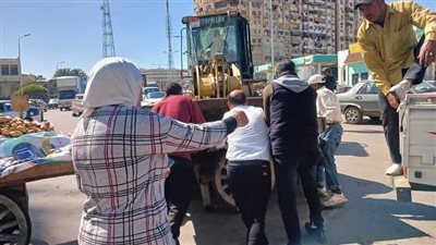 استمرار حملات إزالة الاشغالات والتعديات على حرم الطريق بضواحي بورسعيد 