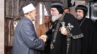 اتصال هاتفي.. شيخ الأزهر يهنِّئ البابا تواضروس والإخوة المسيحيين بعيد القيامة