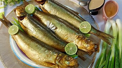 هل الفسيخ والرنجة أكلات مفيدة صحيا ؟.. منال عز الدين توضح