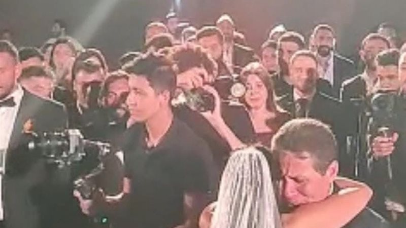 بكاء والد العروسة