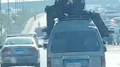معرضين حياتهم للخطر.. أجانب يجلسون فوق سيارة 