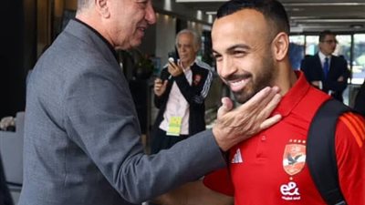 الخطيب يؤازر لاعبي الأهلي قبل التحرك لمواجهة صن داونز 