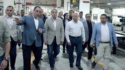 رئيس الوزراء يتفقد مجموعة مصانع شركة التوكل للصناعات الحديدية والجلفنة