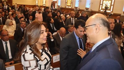 محافظ القليوبية يشارك الأقباط فرحة عيد القيامة بالكنيسة الإنجيلية بمصر الجديدة