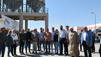 بسعة تخزينية 45 ألف طن.. محافظ الإسماعيلية يتفقد صوامع قمح أبوصوير 