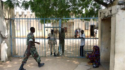 فرار 130 نزيلاً ومقتل 3 سجناء داخل سجن 