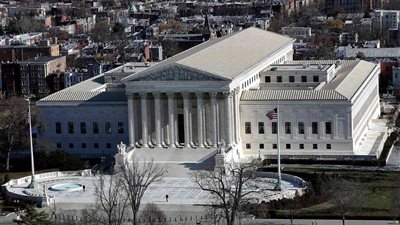 استعان بقانون الأعداء الأجانب.. المحكمة العليا الأمريكية تُجمّد خطة ترامب