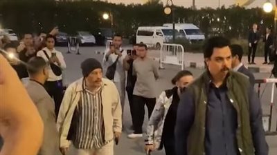 عمرو عبد الجليل ينفعل على المصورين في عزاء سليمان عيد