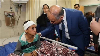 عقب الحادث.. محافظ المنيا يزور المصابين ويقرأ الفاتحة على أرواح الضحايا
