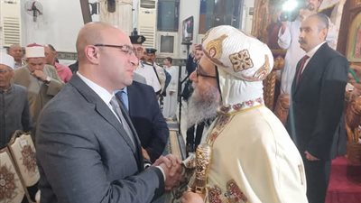 محافظ بني سويف من قداس عيد القيامة: مصر نموذج للوحدة الوطنية