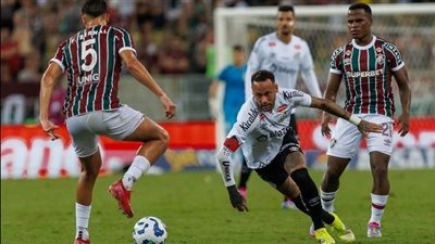 إصابة جديدة تهدد مسيرة نيمار نحو حلمه بالمشاركة مع البرازيل في المونديال