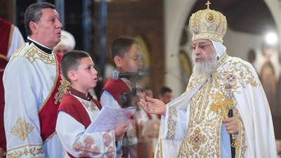 قداسة البابا تواضروس يترأس القداس وسط موكب كنسي مهيب (فيديو)