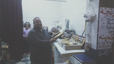 وارثها أبا عن جد.. أيمن شاب من بنى سويف ورث مهنة بيع الأسماك من العائلة