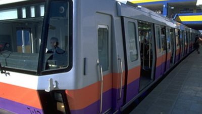 رشق قطار مترو الأنفاق بالخط الثاني بالحجارة من قبل مجهولين في جامعة القاهرة 