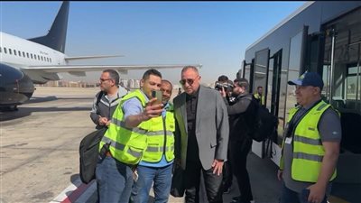 العاملون بمطار القاهرة يلتقطون صورًا تذكارية مع محمود الخطيب 