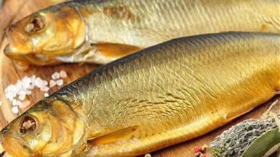 بمناسبة شم النسيم.. أستاذ تغذية يكشف القيمة الغذائية لـ «الرنجة والفسيخ»