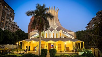 كاتدرائية جميع القديسين تتزين بالأضواء احتفالا بعيد القيامة المجيد