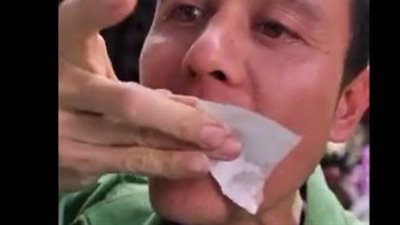 مارك وينز يتذوق الفسيخ في مصر.. ويشيد برائحته وطعمه