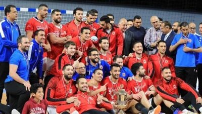 يد الأهلي أبطال لكأس مصر بعد الفوز على الأولمبي في المباراة النهائية