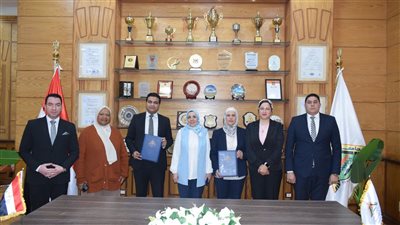 محافظ القليوبية يُسلّم عربة طعام متنقلة لشابين من خريجي مؤسسة البنين ببنها