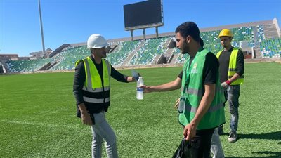 شباب بورسعيد يحتفون بعمال استاد النادي المصري الجديد بتوزيع الورود والمشروبات