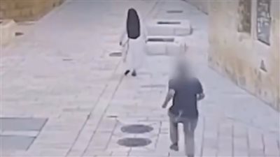 مستوطن إسرائيلي يلاحق راهبة ويعتدي عليها بوحشية (شاهد الفيديو)