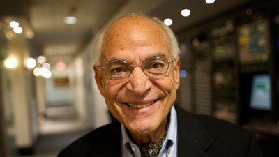 العالم الكبير د. فاروق الباز يشيد بحملة «نيوز رووم» ضد الدجل الطبي