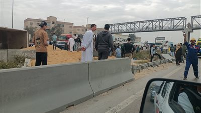 اشتباه في حالات وفاة.. انقلاب سيارة نقل محملة بالرمال غرب الإسكندرية 