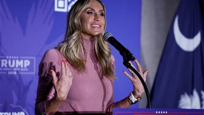 “غير حقيقي تمامًا”.. لارا ترامب ترد على نظرية غريبة طالت ابن ترامب