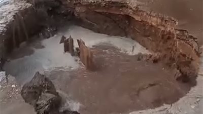 كسر خط طرد رئيسي للصرف الصحي بشارع مكة المكرمة بطما.. وجهود لإصلاح العطل