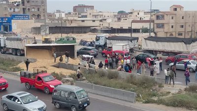 إصابة 5 أشخاص في انقلاب مقطورة نقل ثقيل على ميكروباص غرب الإسكندرية