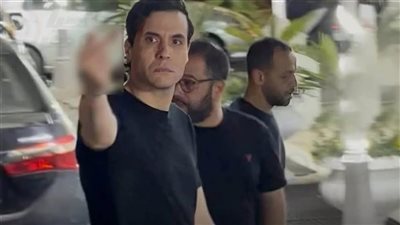 بعد مشادته مع المصورين.. بلاغ للنائب العام ضد أمير عيد بسبب إشارة غير لائقة