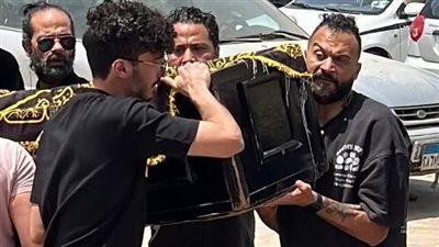 انهيار ودموع إبراهيم سعيد في جنازة والدته بمسجد السيدة نفيسة |صور