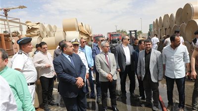 محافظ بني سويف ومدير الأمن يتابعان جهود السيطرة على حريق بمصنع دون إصابات