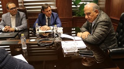 وزير الكهرباء يبحث مع «شنايدر إليكتريك» التوسع فى استخدام الطاقة فى المصانع 
