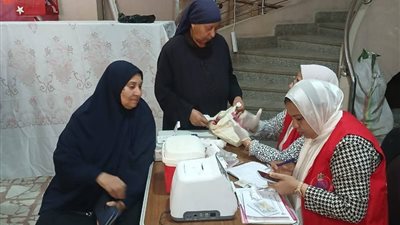 قافلة مبادرة الأمراض المزمنة تفحص المواطنين داخل الكنيسة الإنجيلية بالسويس