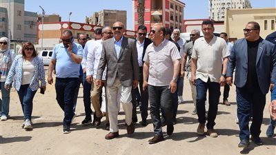 محافظ السويس يتفقد منطقة الخور ويوجه بتكثيف حملات النظافة ورفع الاشغالات