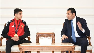 وزير الرياضة يستقبل عبد الله حسونة بعد إنجازه القاري في المصارعة