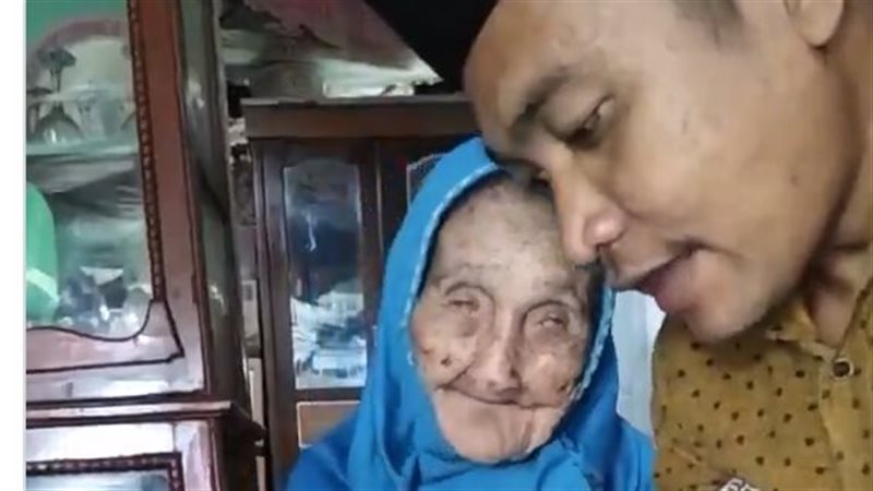 شاب يعتني بامه المسنة