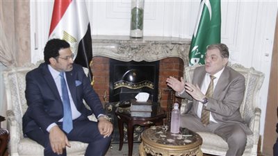 الخبير الاقتصادي عاطف حسان ينضم للوفد ويطرح استراتيجية للتعافي الاقتصادي