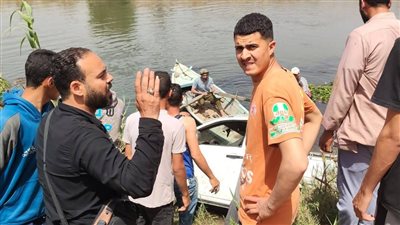 إصابة شخصين إثر انقلاب سيارة ربع نقل محملة بالفرولة بالرياح الناصري بالمنوفية