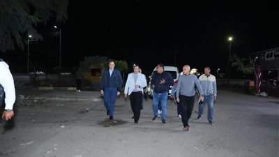 جولة مسائية لمحافظ دمياط بموقف سيارات الأجرة والسوق بمدينة كفر سعد