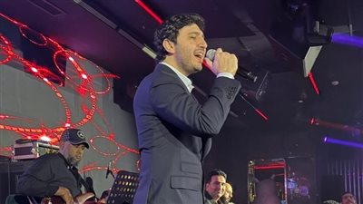 محمد فضل شاكر يواصل نجاحاته الغنائية بحفل كامل العدد في القاهرة | صور