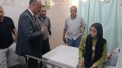 وكيل تعليم بنى سويف يطمئن على 3 طالبات أصبن باشتباه تسمم غذائي 