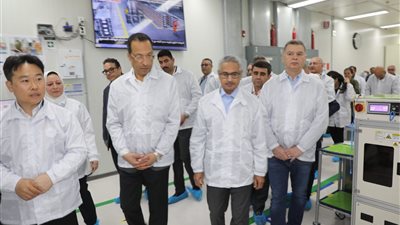 وزير الاتصالات ومحافظ بني سويف يتفقدان مصنع الاليكترونيات